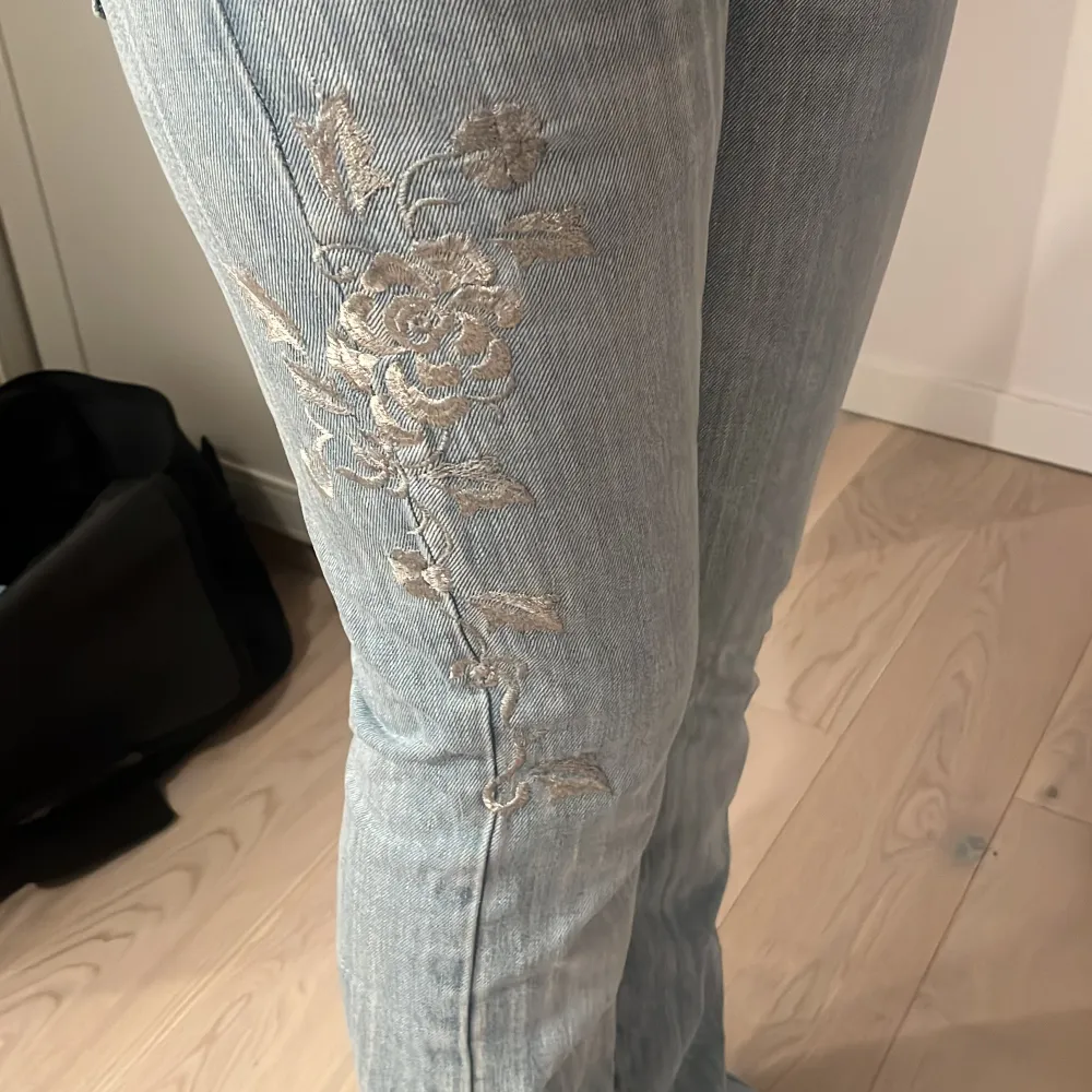 Säljer ett par Assnygga jeans som va mina favoriter förut, de är tyvärr för små nu.  Midjemått rakt över: 42cm Innerbensmåttet: 81cm Fötterna: 24cm. Jeans & Byxor.