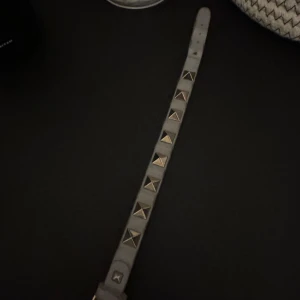 Valentino blå armband  - Säljer nu detta blåa valentino armband nu! Köpt för 2500kr för 1 år sedan! Det har några märken och är ändå i bra skick ändå. Det syns knappast när armbandet är på! Box och dust bag borttappat eller ligger säkert i någon låda hemma. Lägg prisförslag🔥