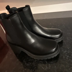 PW stövlar - Helt nyköpta stövlar från Pernilla Wahlgrens höstkollektion, säljer pga fel storlek.  Endast testade, nypris:499  Säljer för 300kr.  Storlek 40