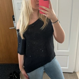 Glittrig stickad t-shirt  - Säljer denna superfina lite glittriga stickade t-shirt. Passar perfekt till skolan eller fest. Köpt för något år sedan här på Plick och använd några gånger. Passar mig som bär s/m. Skriv för frågor💗