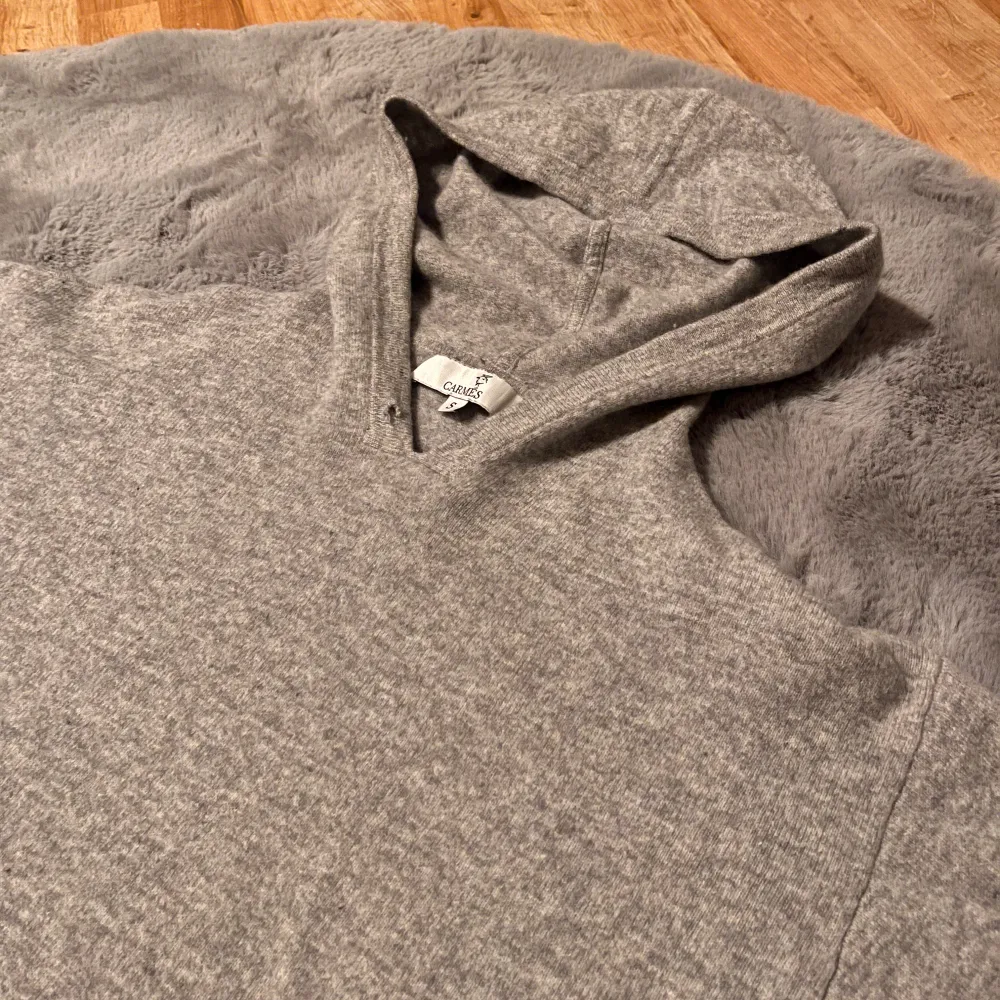 | Säljer nu en Tvärfet hoodie för riktigt skönt pris | märke: Carmes | Storlek: S | Material: 100% Kashmir | Nypris: 1299 kr, mitt pris: 799 | skick: 8/10 | Kan gå ner i pris vid snabbare affär | . Tröjor & Koftor.