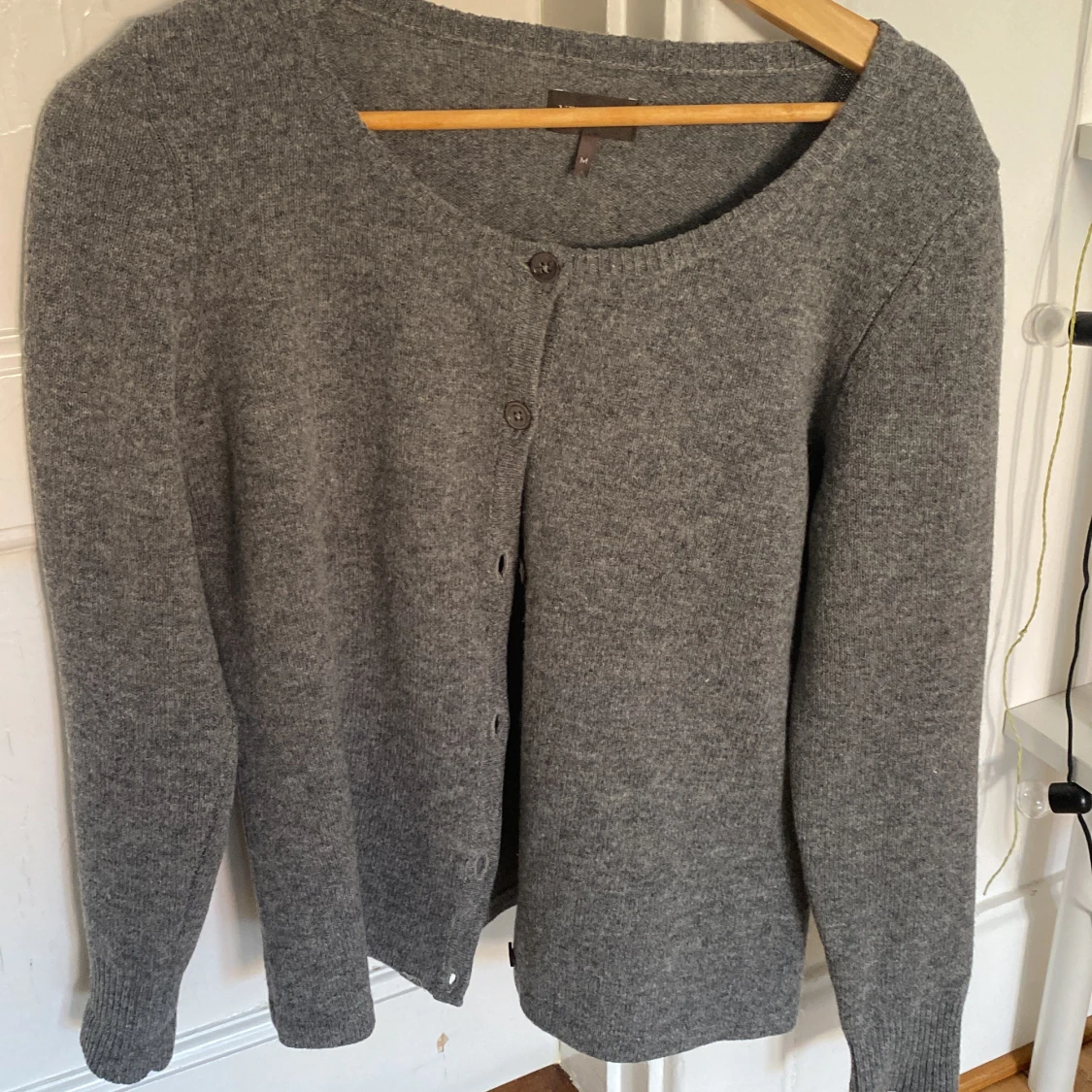 Grå stickad kofta 