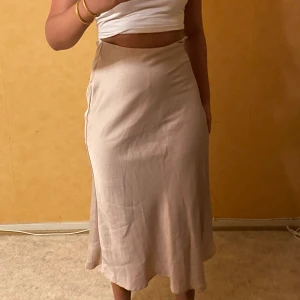 Satinkjol - Satinkjol i beige/rosa färg storlek XS.