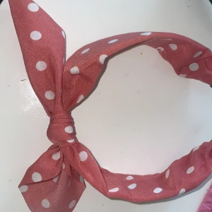 Rosa prickig diadem - Mjukt tyg runt en hårdplast ring, bekväm