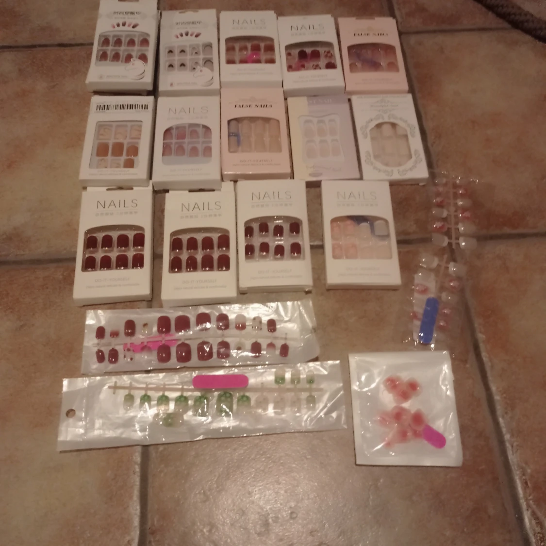 Samling  lösnaglar 19 förpackningar och nagellim