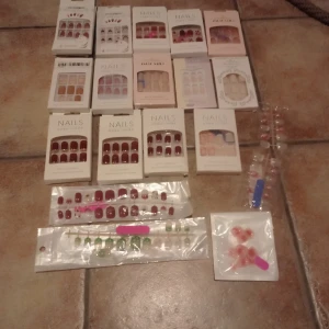 Samling  lösnaglar 19 förpackningar och nagellim -  19 förpackningar med 24st lösnaglar i varje förpackning,samt klistermärken och fil i vardera förpackning.En liten burk lim och en extra karta klistermärken tillkommer med köpet.Säljer tyvärr inte separata förpackningar.För nybörjare är dessa naglar perfekta.