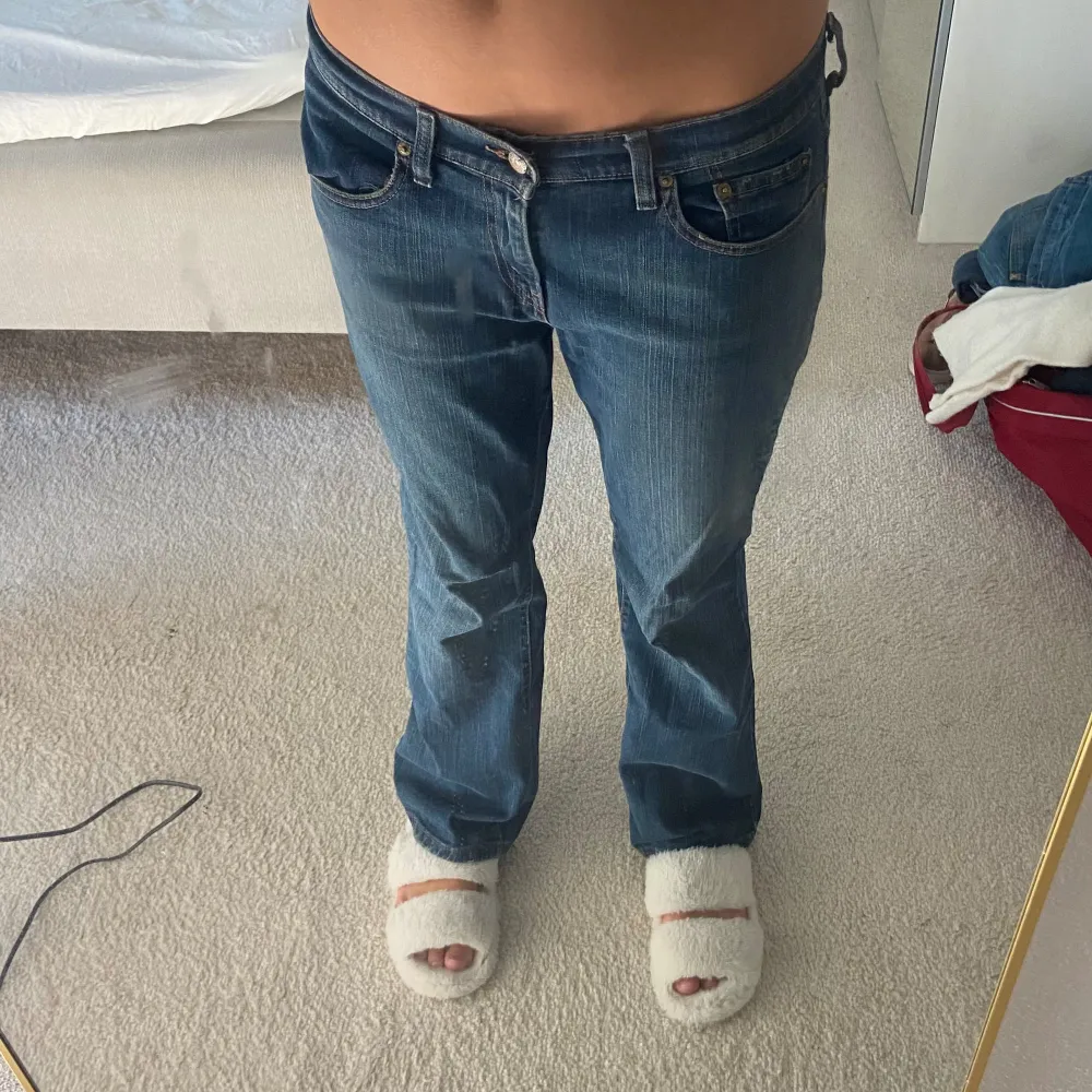 Supersnygga low waist jeans från Levi strauss & co i mörkblå💙 så fina och jättebra skick men måste tyvärr sälja💔 pris går att diskutera!. Jeans & Byxor.