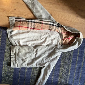 Burberry Zip Hoodie - Storlek Medium  Defekter på armbågarna (se sista bild) Zippen funkar inte riktigt som den ska