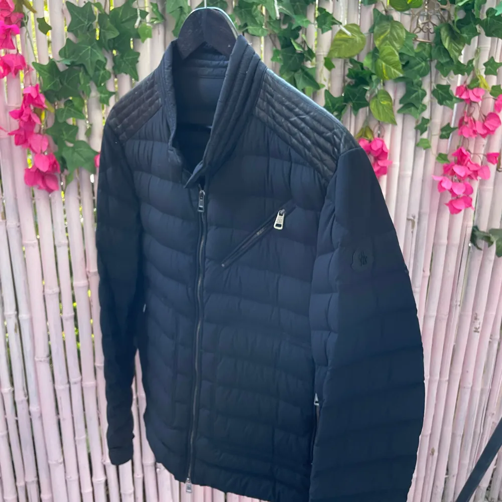 Moncler Geant, stilren dunjacka med unika detaljer. Perfekt inför hösten, centralt blixtlås är utbytt hos Moncler, därav medföljer påse & kvitto. Tveka inte på att kontakta mig vid frågor.. Jackor.