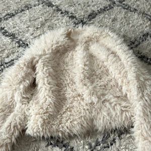 Vit fluffig pälsjacka - 🫶🏼Garderobsrensing: billiga priser, fritt fram att pruta, kan skickas direkt, begränsat med bilder 🫶🏼 fluffig beige jacka från Cubus i storlek S, nyskick, superskön och varm. 