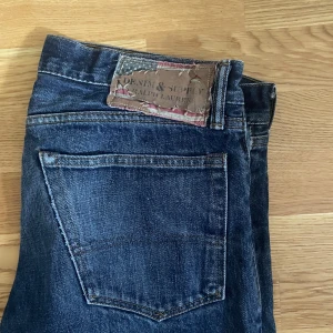 Mörkblå jeans från Denim & Supply - Säljer ett par snygga mörkblå jeans från Ralph Lauren (Denim & Supply). De har en klassisk femficksdesign och en cool vintage-look med en lätt tvättad finish. Passformen är Slim och storleken är 32/34. Mycket bra skick utan några som helst defekter✨