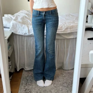 Lågmidjade bootcut jeans  - Så snygga lågmidjade bootcut jeans, inga defekter! Innerbenslängden: 80cm och midjemåttet rakt över: 37cm ❤️