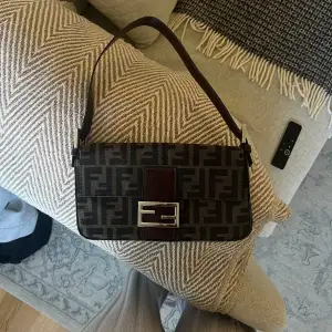 Säljer min fina fendi baguette bag. Skriv för mer information 🤍