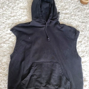Kortärmad hoodie - Säljer denna då den är lite förstora på mig. Aldrig använd och inga defekter 💕