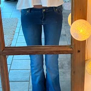 Jätte fina lågmidjade jeans. De är vintage och i väldigt fint skick! Måtten finns på de tre sista bilderna men kom privat för fler bilder eller frågor! Passar perfekt på mig som är 166 cm!😊