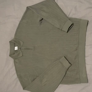 Zara halv zip - En grön Zara halv zip piké i storlek S och färgen grön. Jättefin till nästan allt!