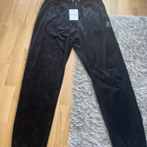 Juciy couture byxor  - Aldrig använda, äkta. Storlek M, råkade köpa fel storlek när jag beställde därför säljer jag dem. 