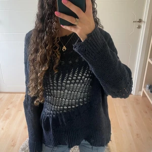 Tröja med slitningar - Så cool mörkblå tröja med slitningar🤩