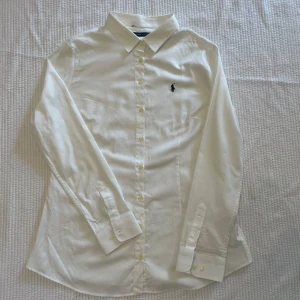 Polo Ralph lauern skjorta  - Hej! Säljer nu denna sjukt snygga Polo Ralph lauern skjorta. Superfint skick! Passar S. Både killar och tjejer kan ha!