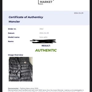 Svart dunväst från Moncler - Säljer en snygg svart dunväst från Moncler. Västen är quiltad och har en klassisk Moncler-logga på bröstet. Perfekt för kyliga dagar och ger en stilren look. Den är i nyskick och redo för nya äventyr! Passar xs 