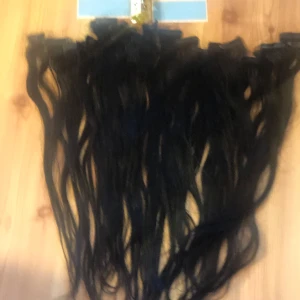 Äkta tejphår  - Äkta svart  tejphår 50 cm lång tejp och borttagning medel medföljer . Obs tejp ny tejp behövs. 35 till 40 st 