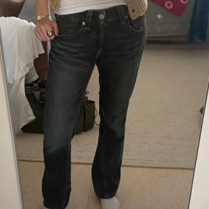 Snygga vintage jeans från Levis - Jättesnygga gråa vintage lågmidjade jeans från Levis. Midja tvärs över 40cm och innerbenslängden är 78 cm. Mycket bra skick!🩶🩶