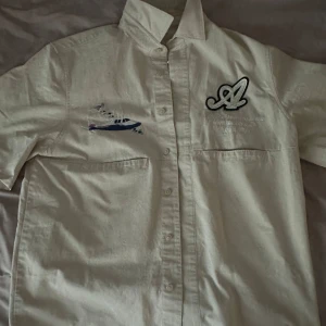 Axel Arigato Short Sleeve Shirt - axel arigato helt nyköpt.  Väldigt fin och bekväm aldrig varit använd. 