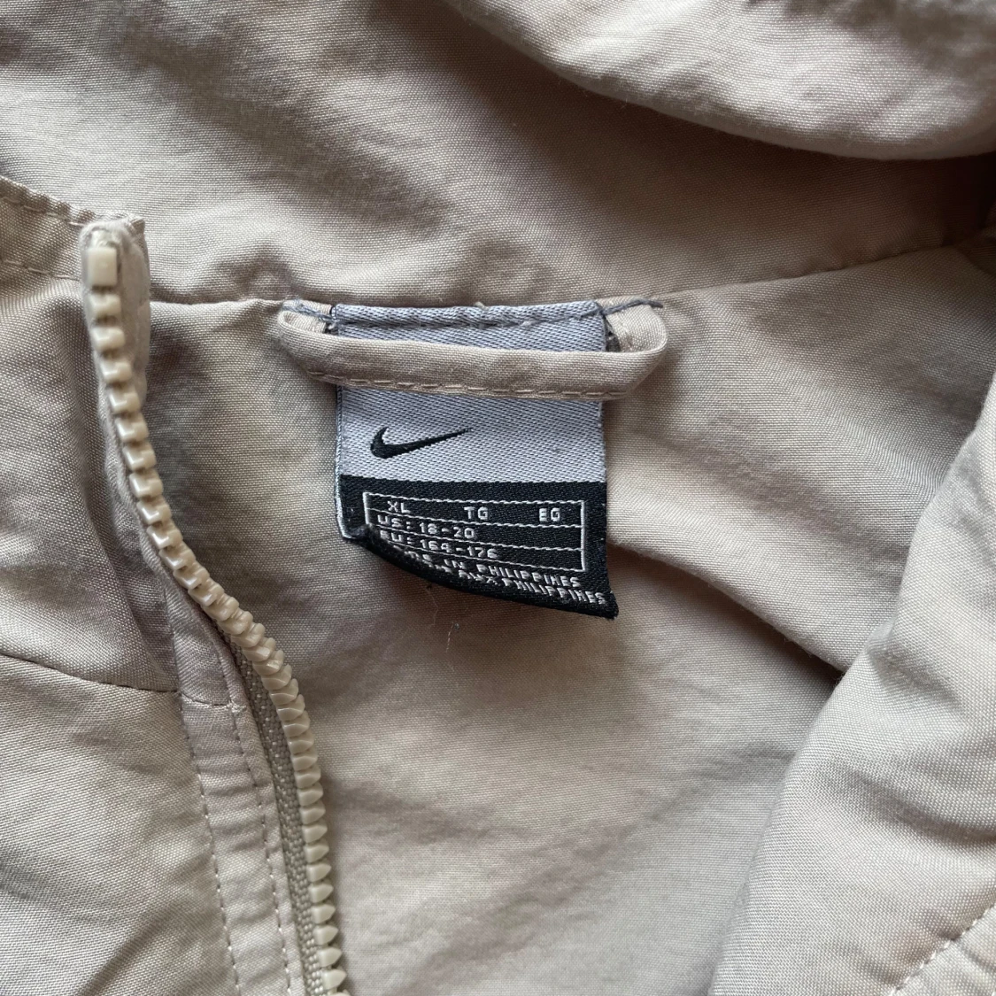 Beige vindjacka från Nike - 3