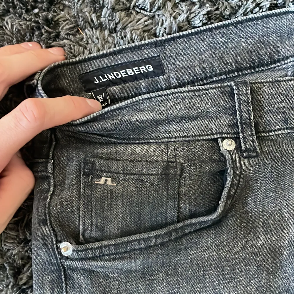 Säljer nu ett par J Lindberg jeans i 9/10 skick. Jeansen är i storlek 30/32 och passar någon mellan 175-180. Skriv vid fler frågor!. Jeans & Byxor.