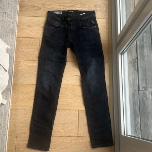 Replay jeans - Tja! Säljer ett par trendiga Replay anbass i strl 27 32. Jätte fint skick, använda ungefär 10 gånger. Hör av er för fler frågor!