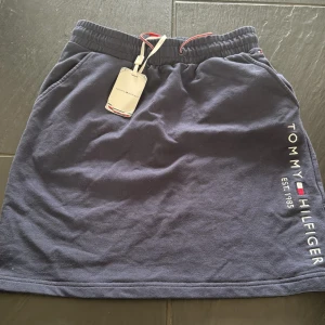 Mjukis kjol - En oanvänd mjukis kjol från Tommy hilfiger. Säljer den då den aldrig kommer till användning 