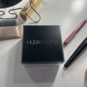 Huda beauty powder - Huda beauty powder i färgen Blondie