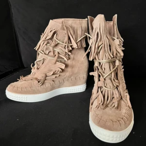 Isabel marant skor - INSTRESSESKOll!  funderar på att sälja mina as snygga frans skor. Dom är i storlek 36 men dom passar även mig som har 37. Skriv om du är intresserad. Dom är i nyskick 