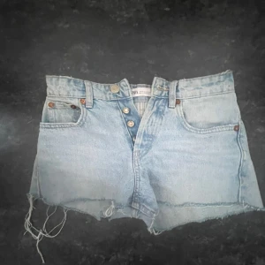 Lågmidjade jeans shorts  - Säljer dessa jätte fina lågmidjade jeans från zara då jag köpte dom här på plick men var tyvärr alldeles för små för mig, pris kan alltid diskuteras o fråga om ni undrar något eller vill ha fler bilder💓