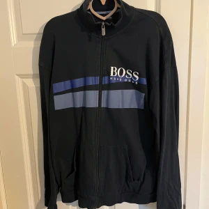 Hugo boss kofta  - Hugo boss kofta i M  Modellen är från 2022 men användes endast ett par gånger  Skick 7/10