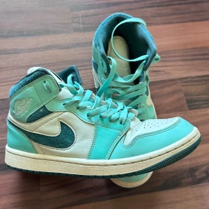 Air Jordan 1 Retro High OG 'Aqua' - Turkos - Storlek 41, bra skick, använde några månader