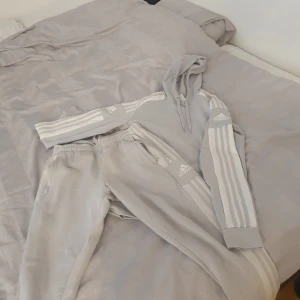 Adidas dress - Knappt använt original adidas dress storlek xs. Säljer pga att storleken inte passar mig.