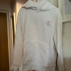 Calvin Klein vit hoodie med tryck - Storlek S, använt en gång. 