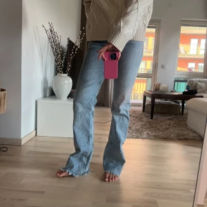 Bootcut jeans - Snygga blåa bootcut jeans från Gina Tricot i storlek 38 med små fransar/slitningar nedtill. Väldigt bra skick. Säljer för 150kr💙