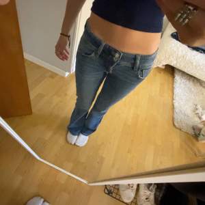 Säljer nu mina fina low waist jeans från Gina Young 💕🥰 jag säljer de då jag inte andvänder de nå mer🛍️😻 det är storlek 146 och jag är 152 cm 😘pris kan diskuteras vid snabb affär 💕❤️