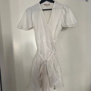 Vit klänning från Love Lolita - Säljer min fina vita klänning från Love Lolita i storlek XS, passar dock även en S. Bara använt några gånger så skicket är jättebra! Köpt för ca 2500kr.