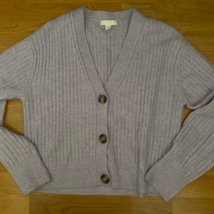 Ljuslila ribbad kofta från H&M - Säljer en superfin ljuslila kofta från H&M. Den är ribbad och har stora knappar framtill. Perfekt för hösten och den är mysig att ha på sig. Koftan har långa ärmar och är v-ringad💗Storlek S