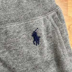 Ralph Lauren sweatpants - Bra skick. Använda ett par gånger. Väldigt bekväma och mjuka. Säljer då de inte passar mig längre. Kommer från settet med den gråa Ralph Lauren koftan. Köpte för 1295kr på Zalando. 