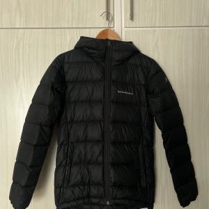 Peak performance jacka  - Peak performance jacka i storlek xs, svart, använd en vinter så knappt tecken på användning. Säljer pga att den inte kommer till användning längre. Hör av er om ni har frågor, eller funderingar om priset. Köpt för 2000kr 