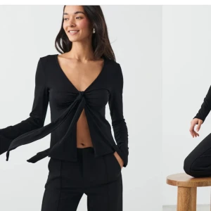 tie front long sleeve top - Säljer denna svarta topp från Gina. Säljer pga att jag inte använt den så mycket. Den är i storlek xs. Skriv för me info och bilder och pris kan diskuteras. (Ny pris 299kr)