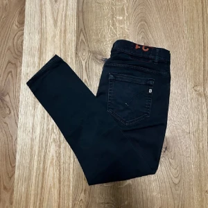 Dondup jeans - Tjena! Säljer ett par dondups i modellen ”skinny” de är i 9/10 skick nu och de är i storleken 31, ny pris ligger på runt 3000 kr och mitt pris är 800 kr😁kolla in min sida för andra plagg! och kom om vid intresse! Köpet sker via plick