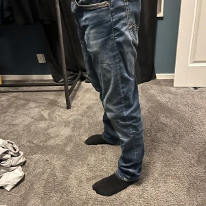 Replay jeans  - Säljer nu mina Replay jeans i modellen Grover. Säljer jeansen på grund av att dem är lite stora. Jeansen är i bra skick och har används sparsamt. Storlek 29,32. Tveka inte att höra av dig vid minsta fundering. 