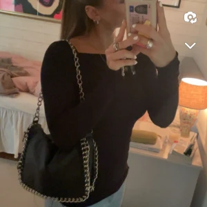 Tiamo väska😍 - Väskan är i bra skick men på den här väskan är axelremmen kortare, det syns på bilden hur det ser ut.