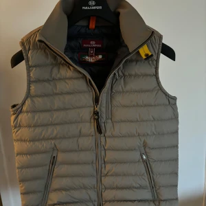 Begie parajumpersväst - Ny Parajumper väst i färgen Begie från johnells. Strlk M Bra passform och jättefin unik färg Orginalpris från johnells 4049kr 