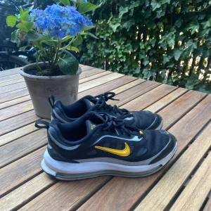 Nike air skor - Tjena säljer mina gamla Nike air skor. Bra skick och storlek 44. Skriv för mer info🙌
